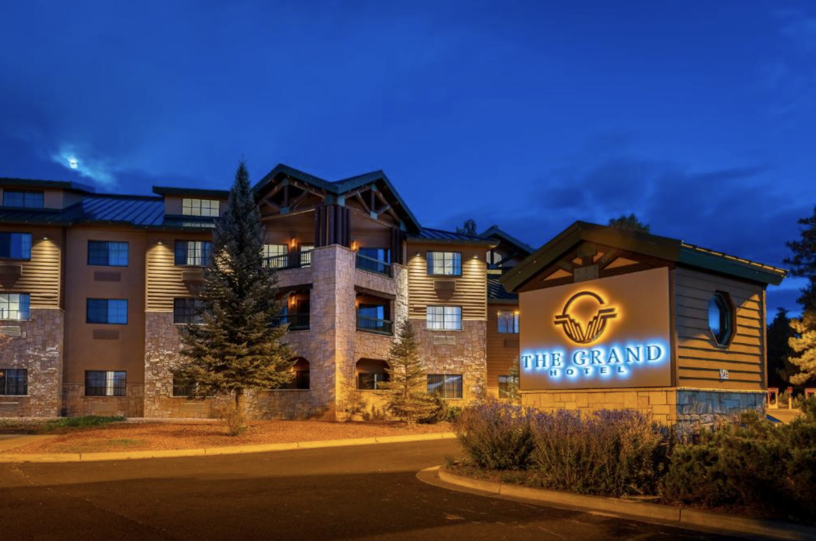 photo of the grand hotel at the grand canyon